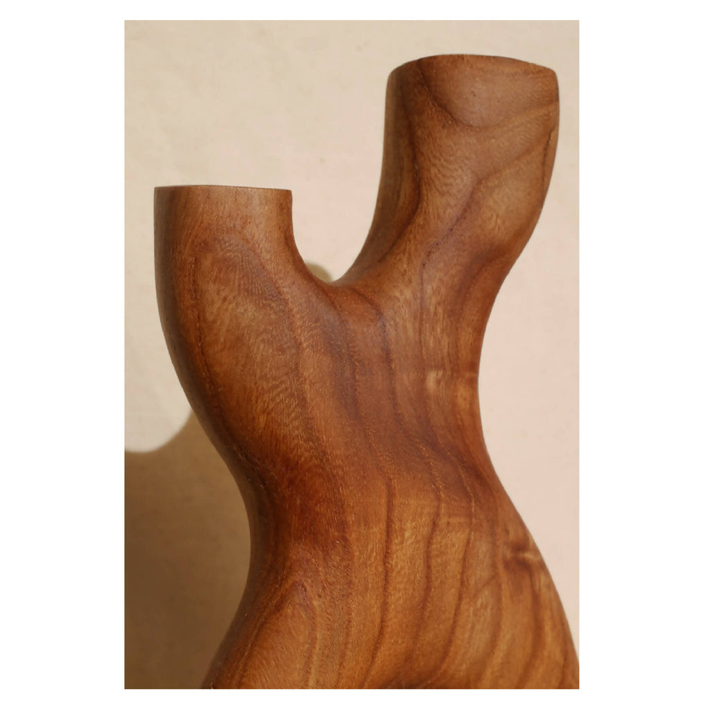 Objet décoratif en bois sculpté, gros plan sur la torsion et le veinage.