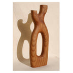 Objet décoratif en bois sculpté, silhouette abstraite debout, finition veinée.