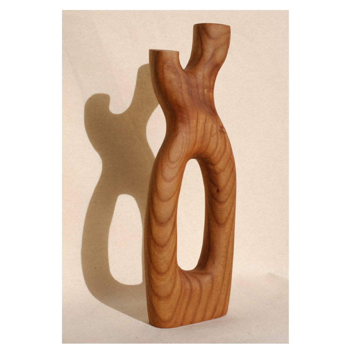 Objet décoratif en bois sculpté, silhouette abstraite debout, finition veinée.