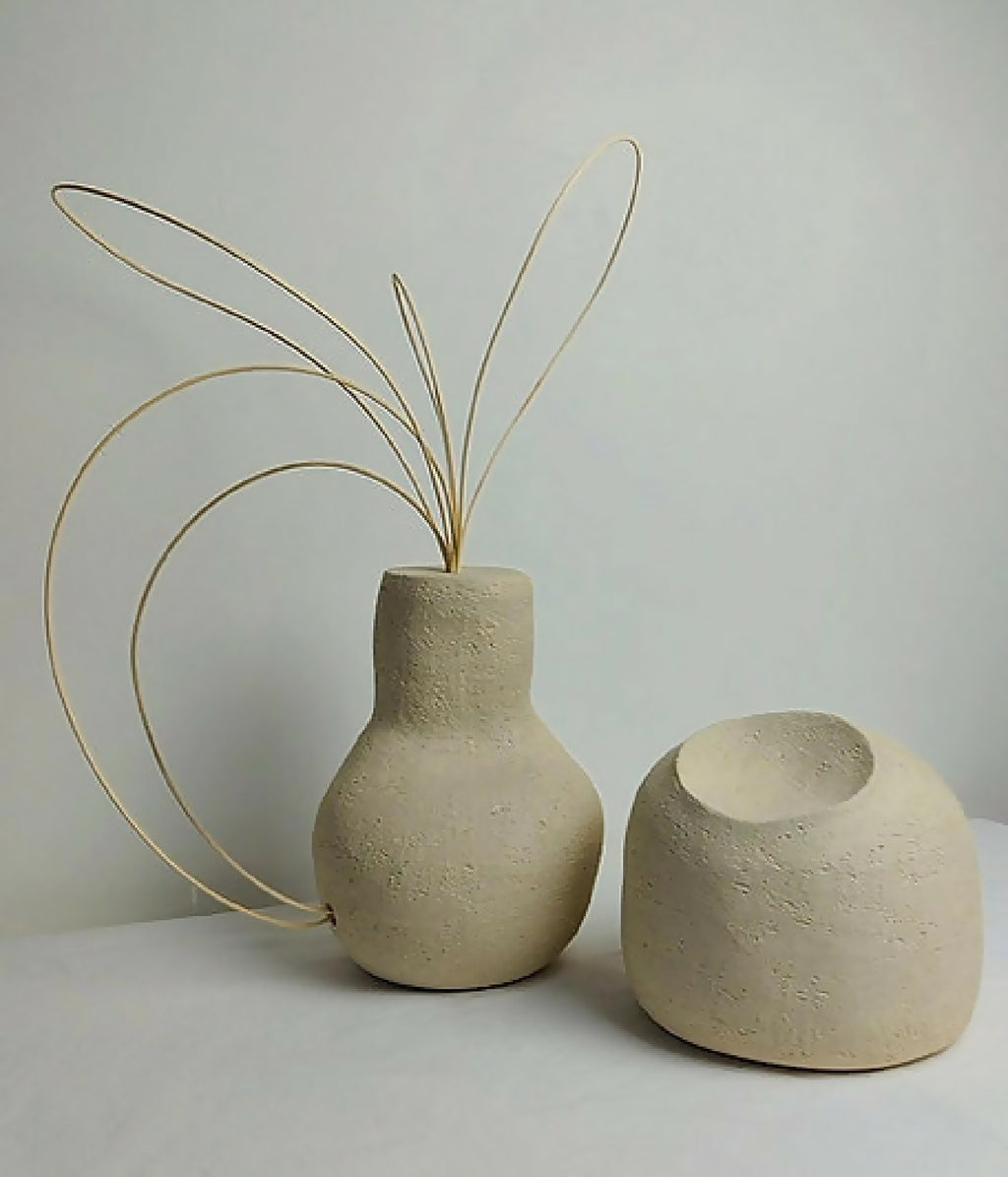 Ensemble de décoration : deux vases en céramique beige, tiges décoratives dorées