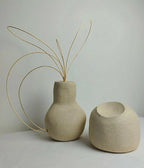 Ensemble de décoration : deux vases en céramique beige, tiges décoratives dorées