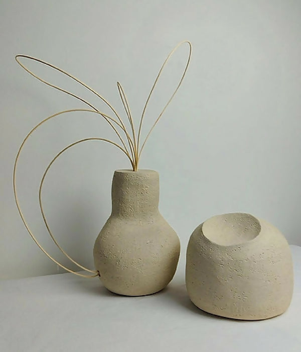 Ensemble de décoration : deux vases en céramique beige, tiges décoratives dorées