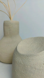 Ensemble de décoration : détail de vases en céramique beige au fini texturé