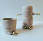 Pots figuratifs en céramique beige avec traces de patine et pieds