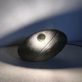 Galet lumineux noir avec LED intégrée, lueur chaude.