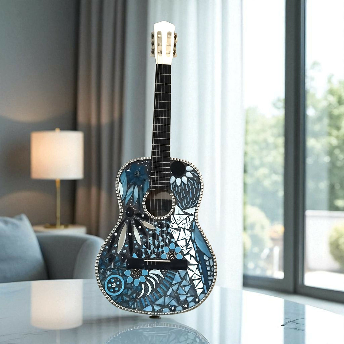 Guitare « Saphir » décorée bleu turquoise, vue de face avec manche et cordes