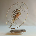 Lampe RUGBY vue de côté : cage dorée, abat-jour en treillis et socle métallique