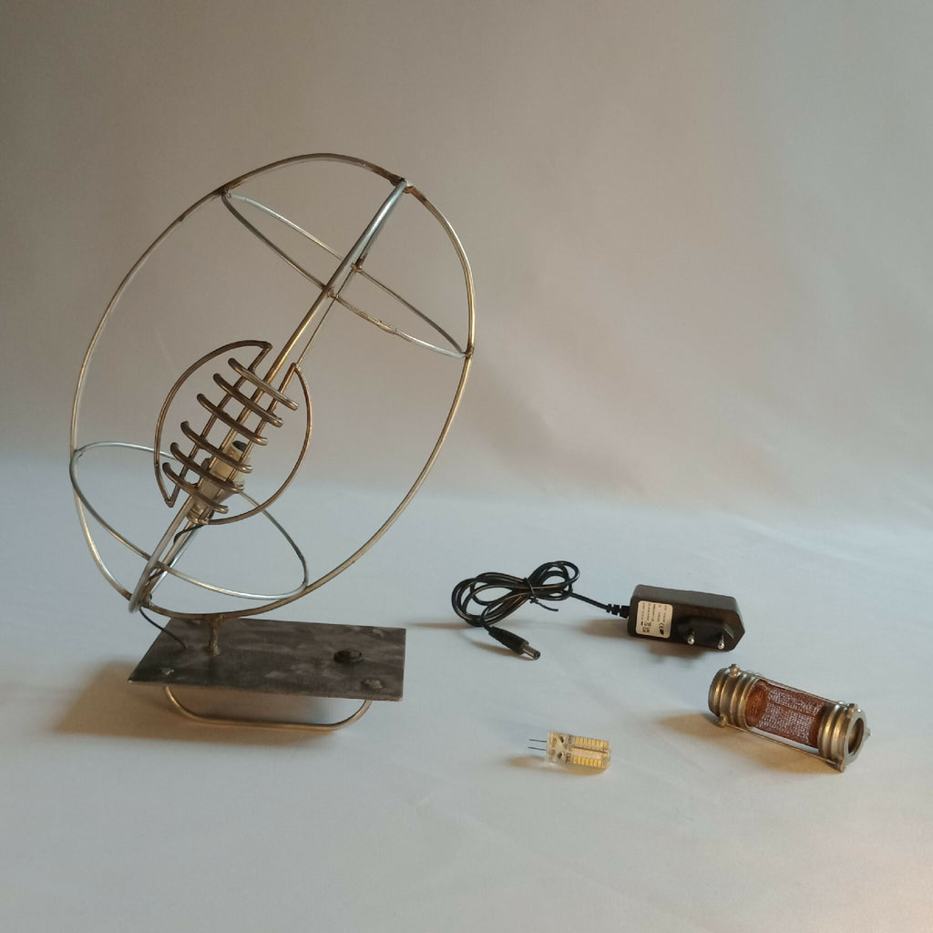 Lampe RUGBY avec câble et adaptateur, cage dorée, abat-jour en treillis et base
