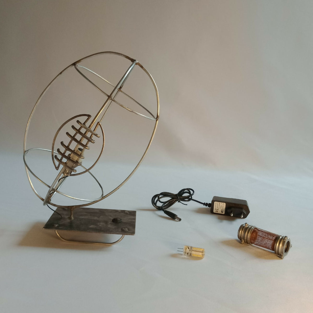 Lampe RUGBY avec câble et adaptateur, cage dorée, abat-jour en treillis et base
