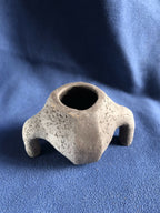 Petit pot en pierre texturée gris clair, ouverture ronde, deux petites pattes de chaque côté.