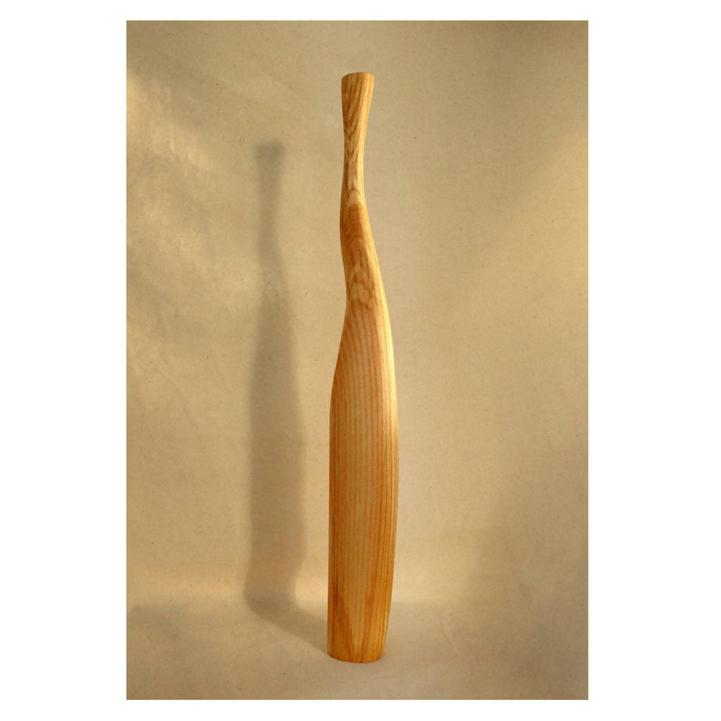 Pièce en bois clair ondulée, silhouette cylindrique effilée