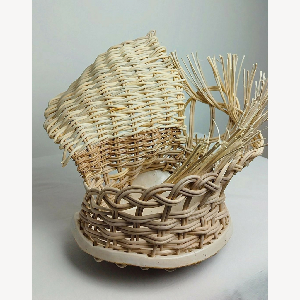 Photophore en osier tressé beige, forme de lanterne avec piques décoratives