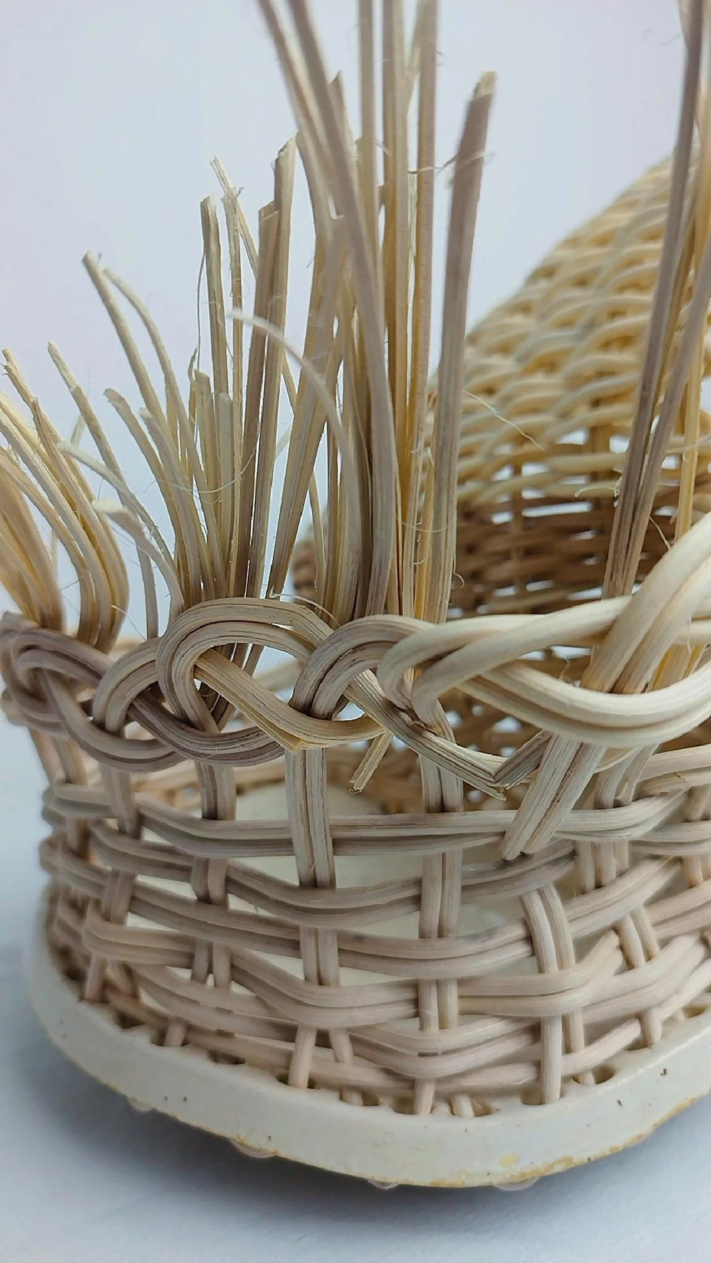 Photophore en osier tressé, détail du motif et base ronde beige