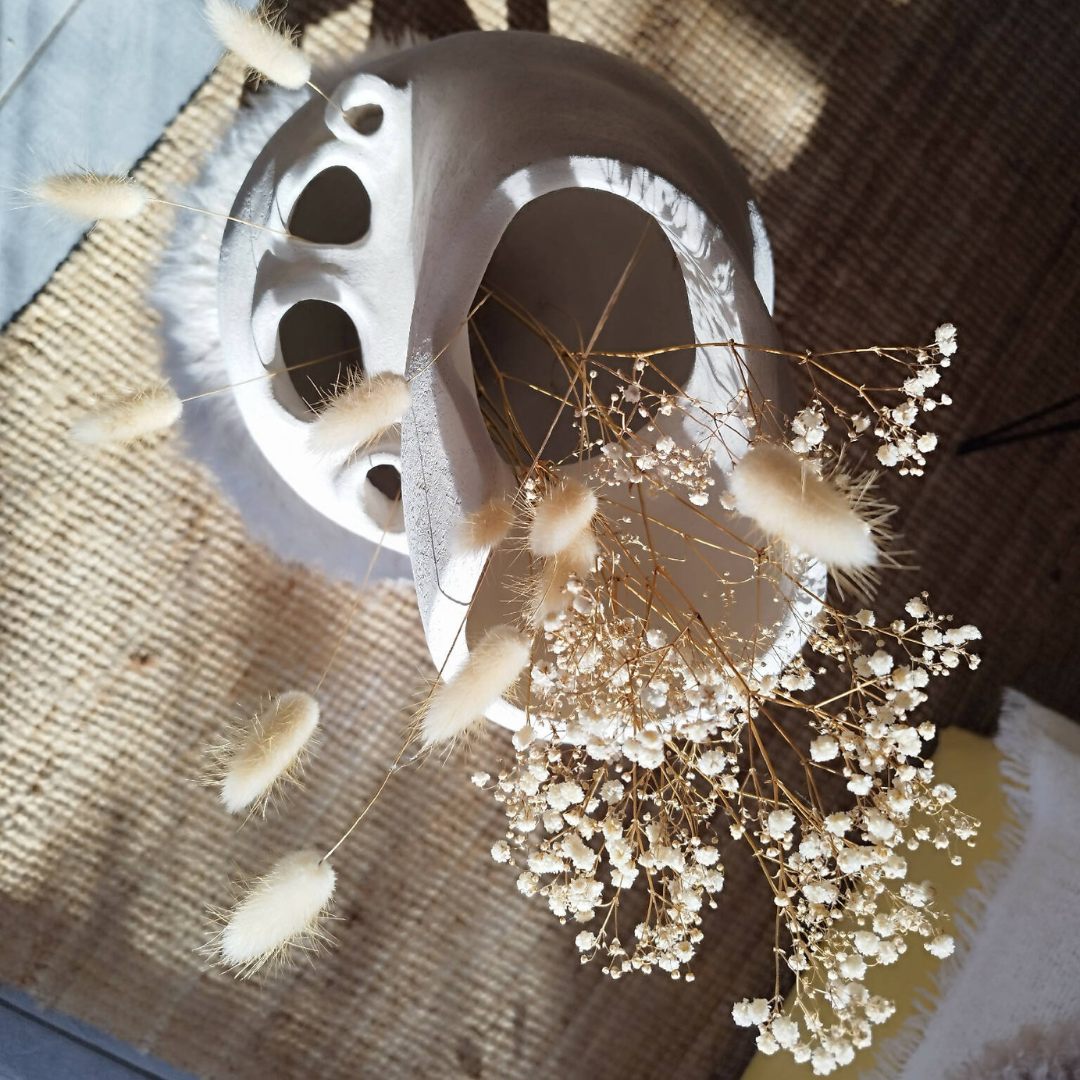 Décor en forme de masque blanc ajouré, bouquet de fleurs séchées dorées