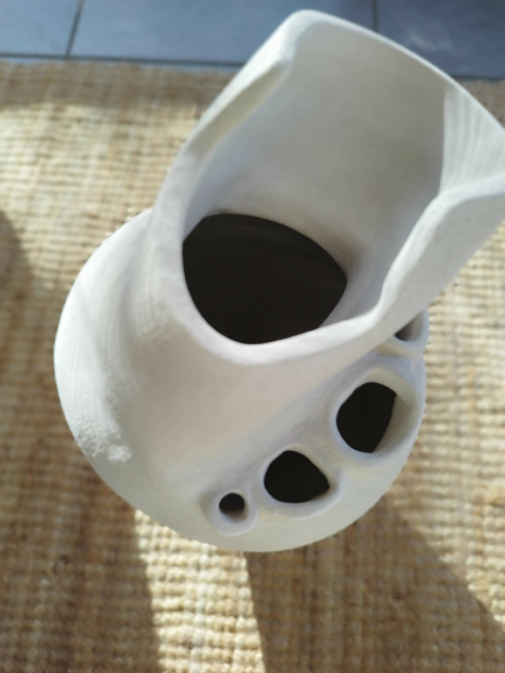 Masque décoratif blanc ajouré, vue rapprochée avec grands évidements ovales