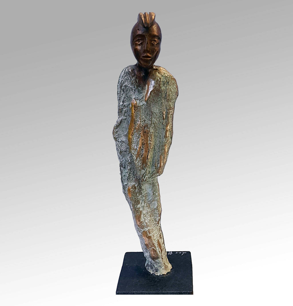Statue du Prince en bronze patiné, debout sur socle noir.