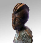 Statue du Prince en bronze patiné, vue de profil avec coiffe.