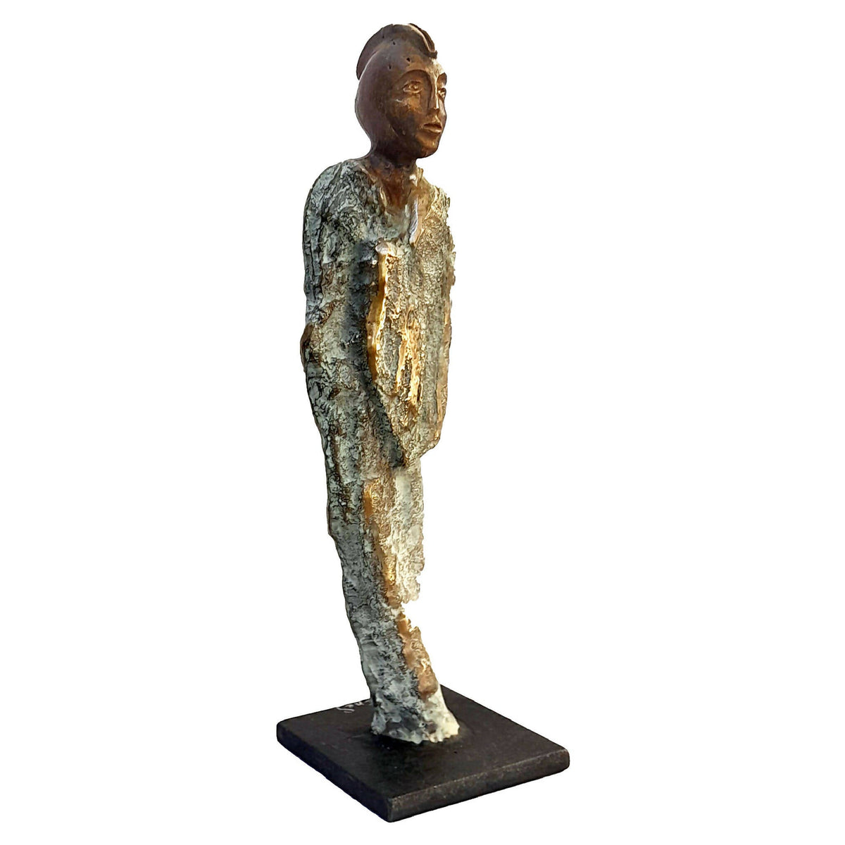 Statue du Prince en bronze patiné, vue trois-quarts sur socle noir.