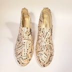 Escarpins beige imprimés, vue de dessus avec bride ouverte et bout pointu.