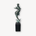Sculpture d’hippocampe en métal vert patiné, sur socle noir rectangulaire