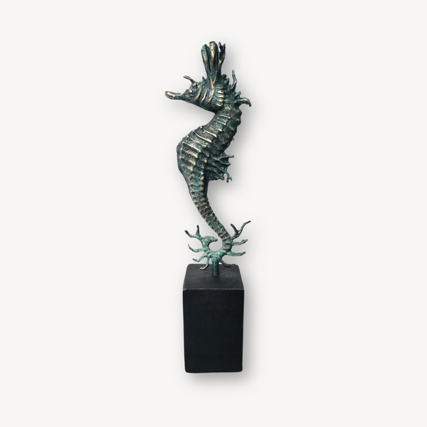 Sculpture d’hippocampe en métal vert patiné, sur socle noir rectangulaire