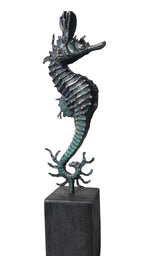Statue d’hippocampe en métal patiné vert foncé, vue de profil sur socle noir