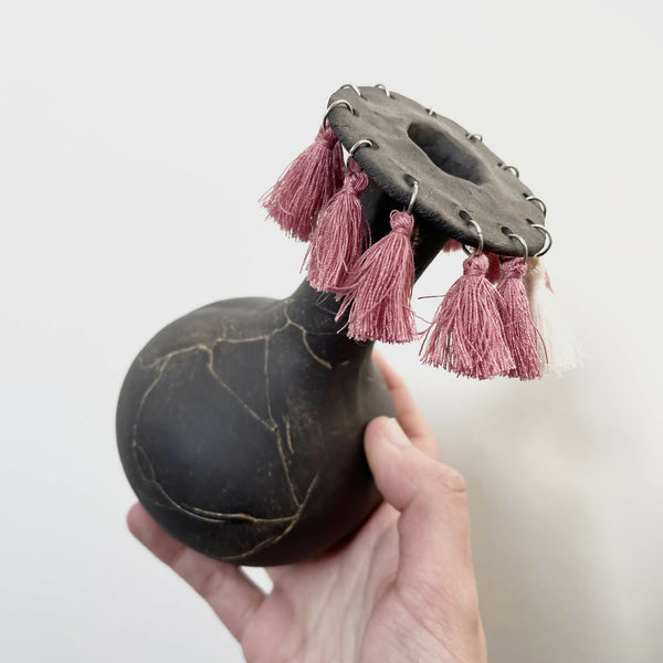 Soliflore noir en forme de vase, pompons en laine rose et bord gris