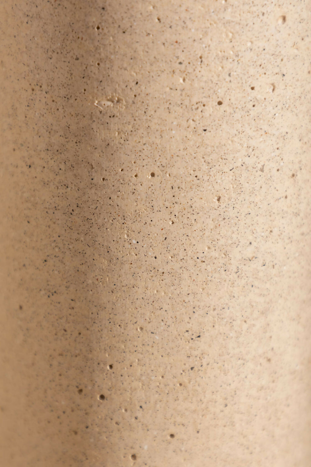 Surface du vase ANDRÉ beige clair, texture granuleuse et aspérités