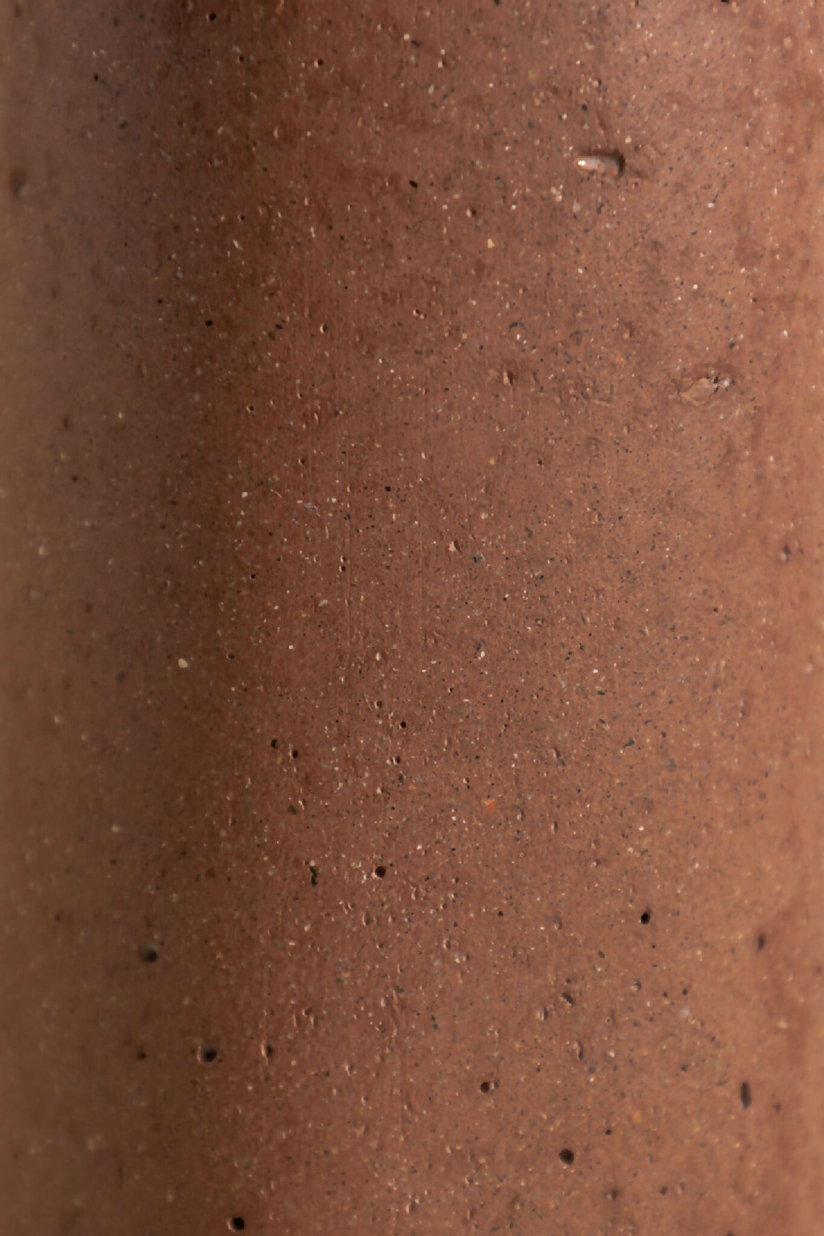 Détail du vase ANDRÉ brun, texture granuleuse avec petites inclusions