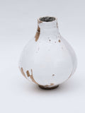 Vase en céramique blanc, forme bulbeuse, col étroit, éclats bruns