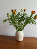 Vase Borsa blanc en céramique, forme cylindrique, bouquet de fleurs orange