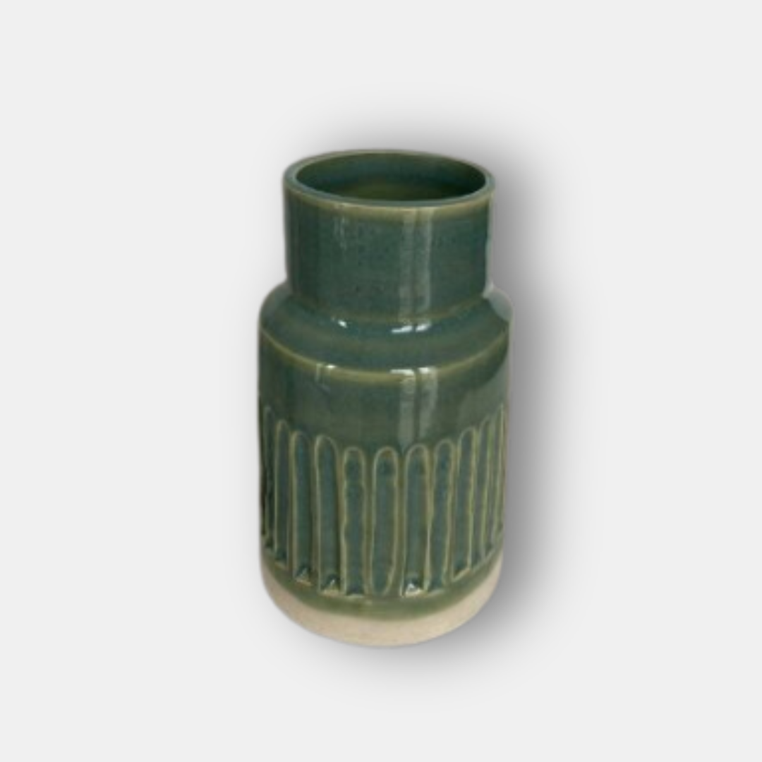 Petit vase vert émaillé avec taille bombée, rainures verticales et bord supérieur