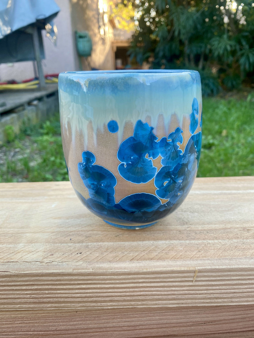 Vase en verre bleu clair dégradé, motifs floraux en relief bleu