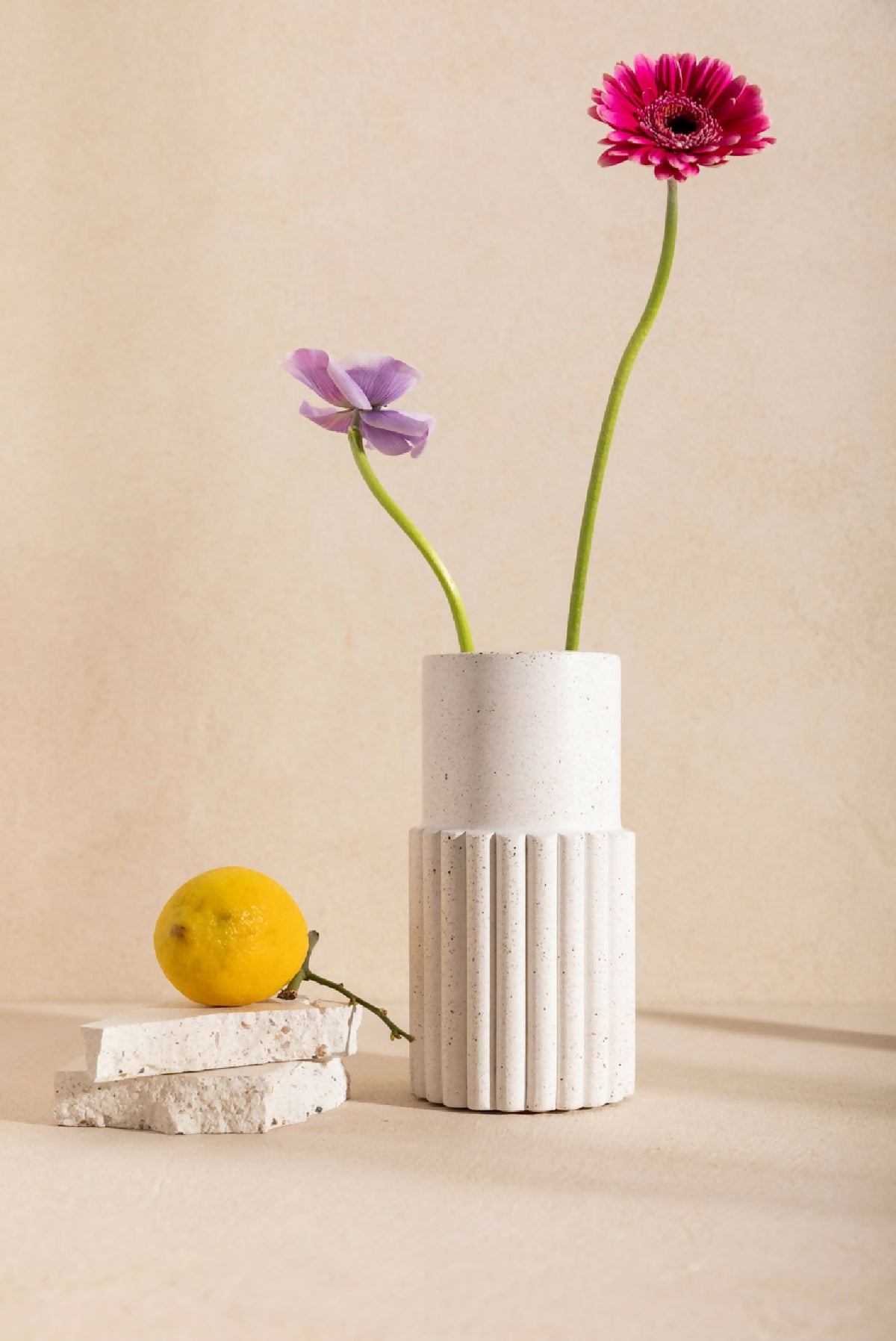 Vase DÉDÉ blanc texturé avec tiges et fleurs rose et violette.