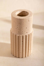 Vase DÉDÉ sable clair strié, bord évasé et ouverture ronde.