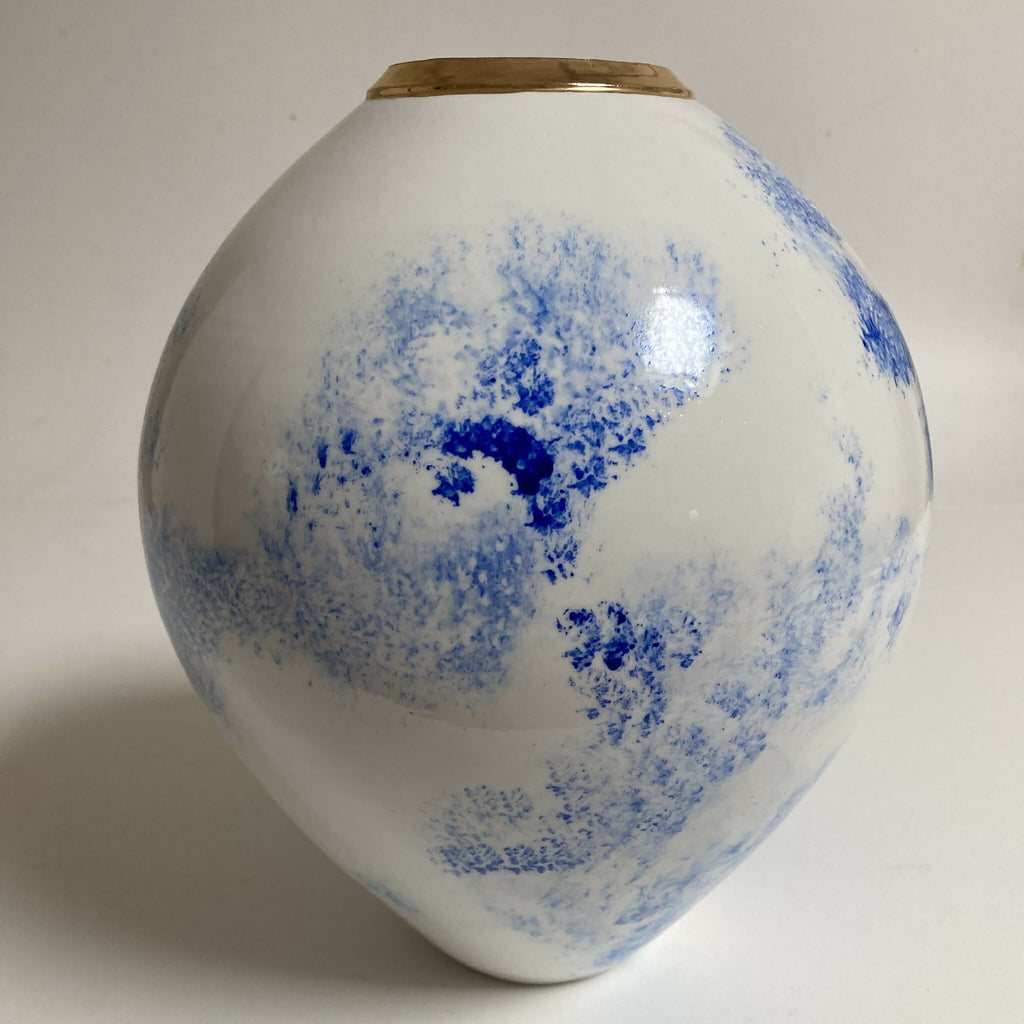 Vase en forme de goutte blanc avec motifs bleu et col doré