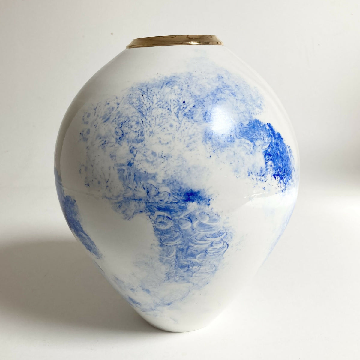Vase blanc avec décor bleu texturé et col doré