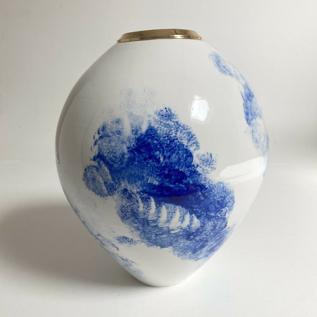 Vase blanc avec large motif bleu et col doré