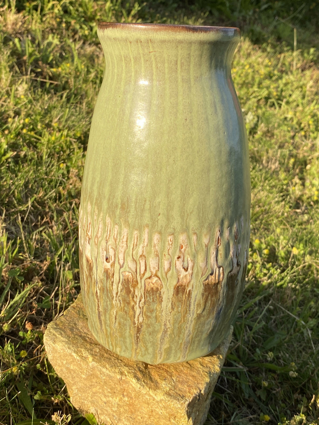 Vase en céramique vert clair, forme évasée, glaçure ondulée et coulures.
