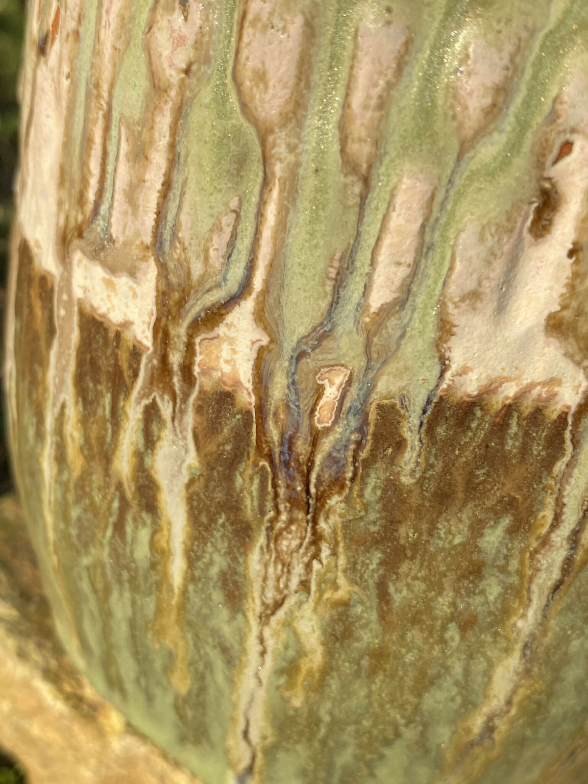 Vase en céramique vert clair, motif de coulures brun doré sur la glaçure.