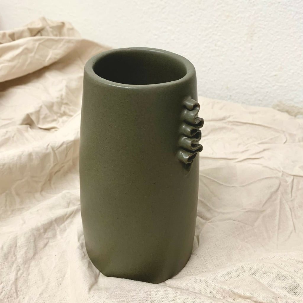 Vase en céramique kaki avec relief «froufrou» sur le côté