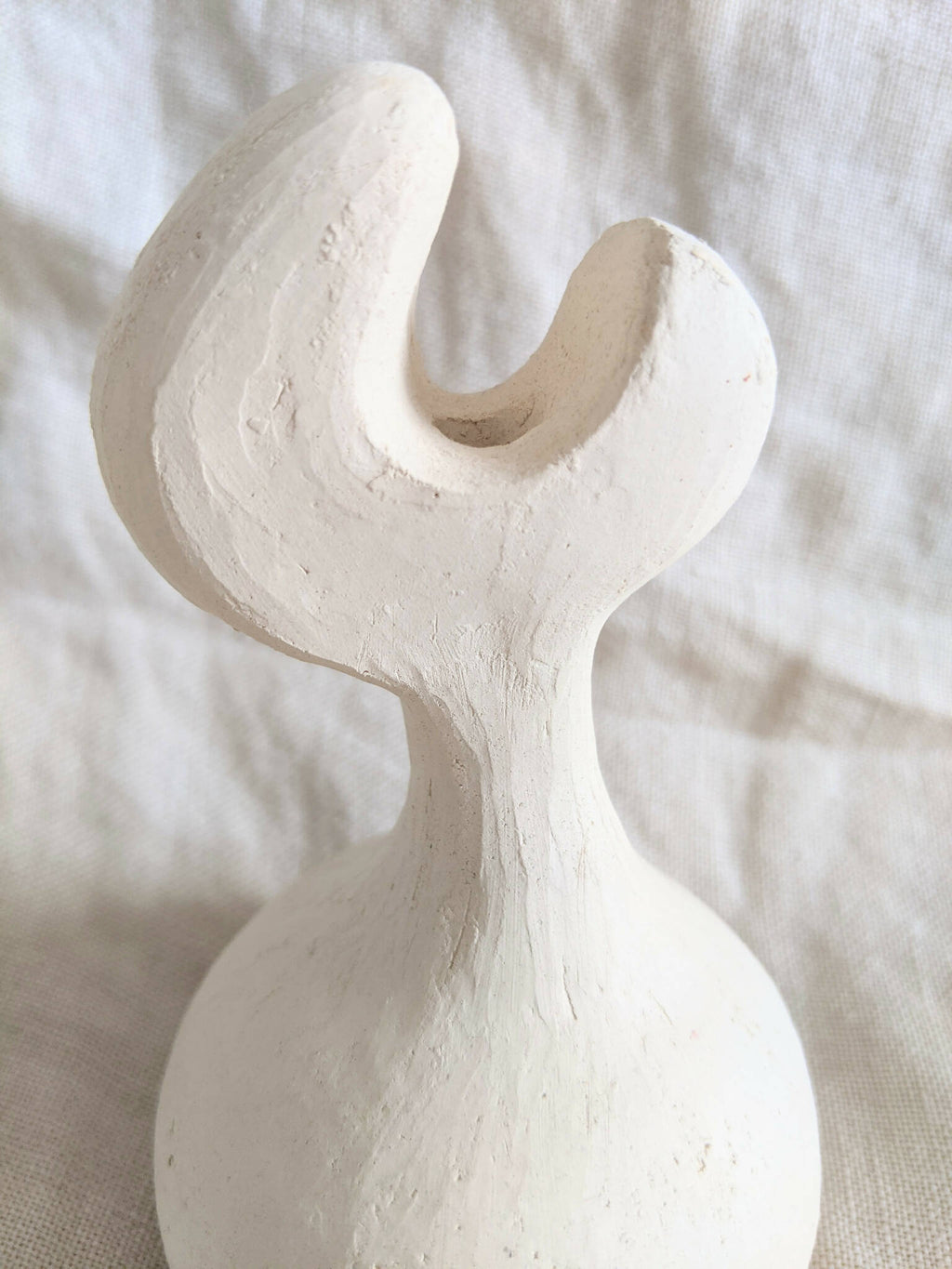 Vase en céramique blanche, col évasé en U et base bombée