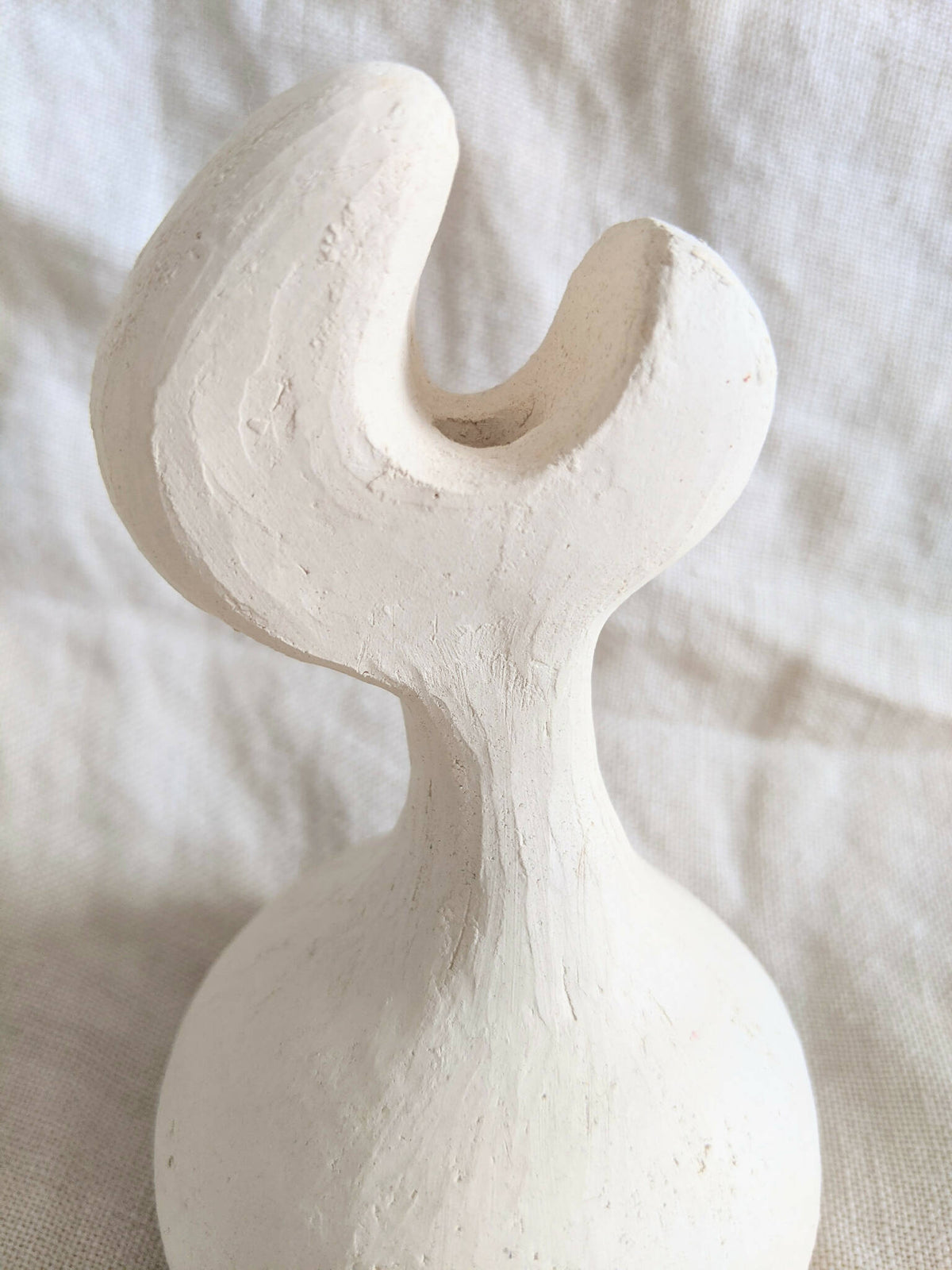 Vase en céramique blanche, col évasé en U et base bombée