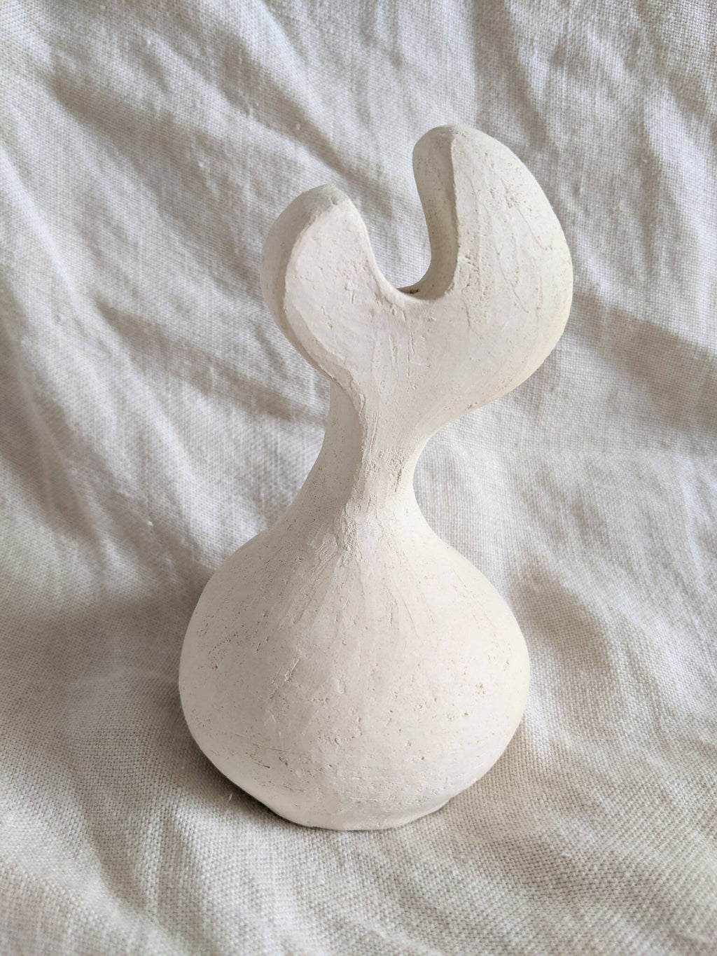 Vase en céramique blanche, vue de profil avec ouverture en U au sommet
