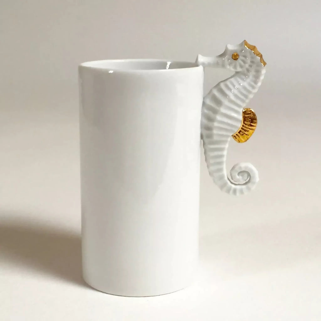 Vase cylindrique blanc avec hippocampe en relief et accents dorés sur le côté