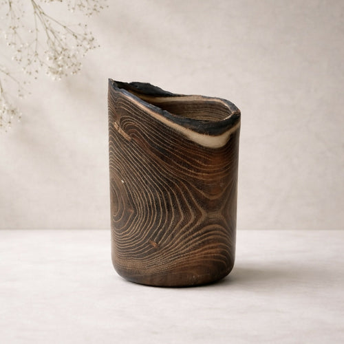 Vase en céramique brun foncé à motifs ondulés et bord intérieur clair, forme cylindrique