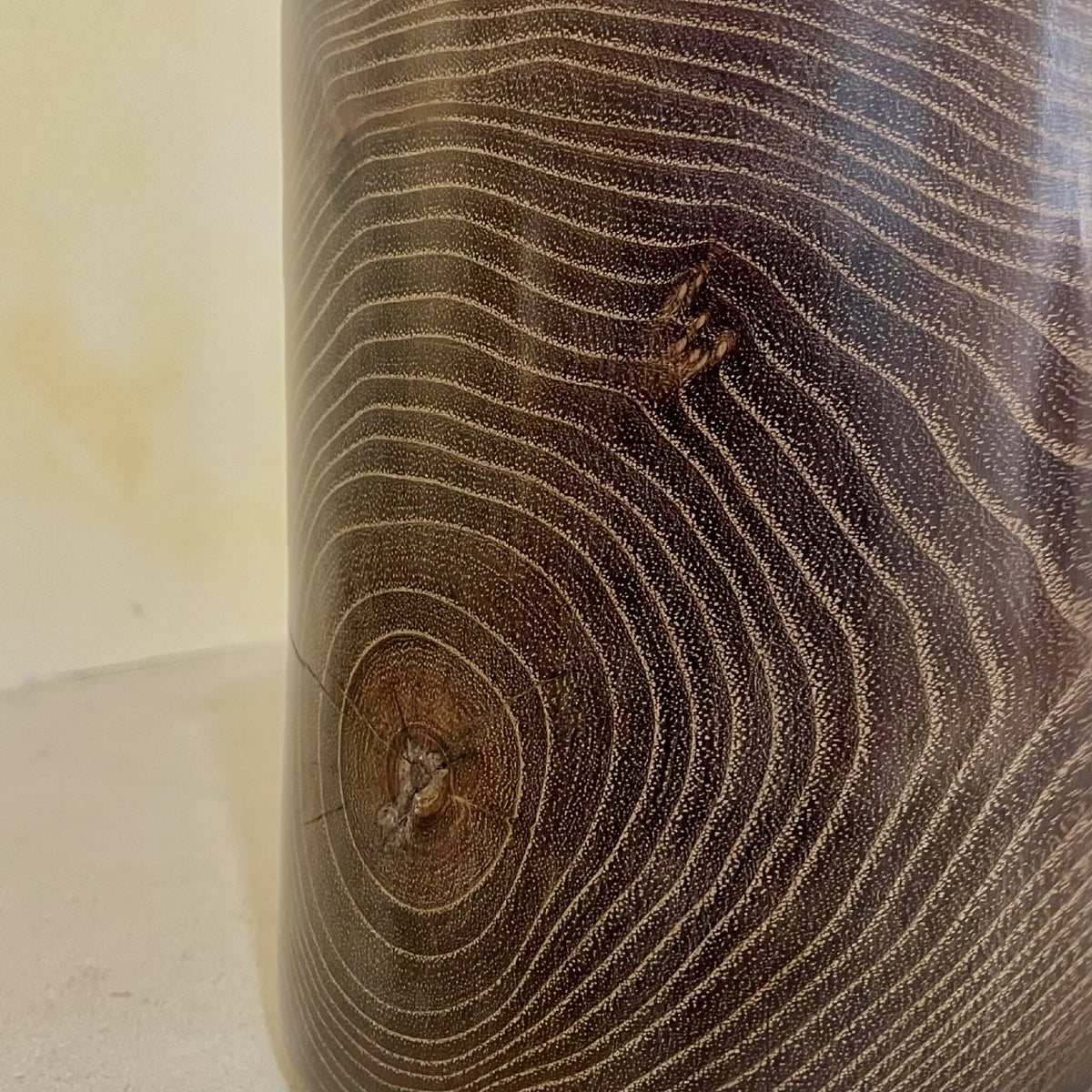 Gros plan sur vase en céramique brun à motifs de lignes ondulées et bordure claire
