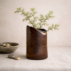 Vase cylindrique en céramique brun foncé, motifs ondulés et bord intérieur beige clair