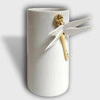 Vase cylindrique blanc avec libellule blanche et accents dorés, posé sur pied.