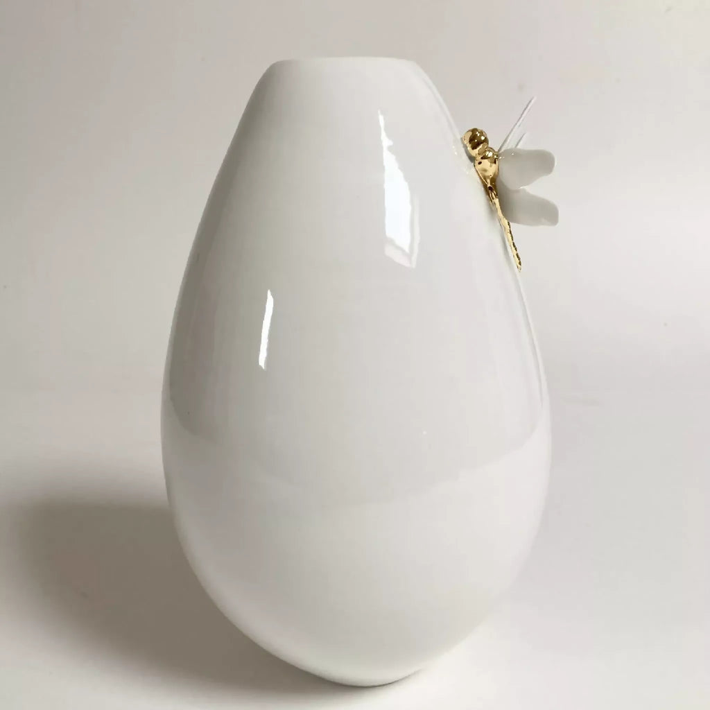 Vase libellule blanc en céramique, vue partielle avec libellule dorée